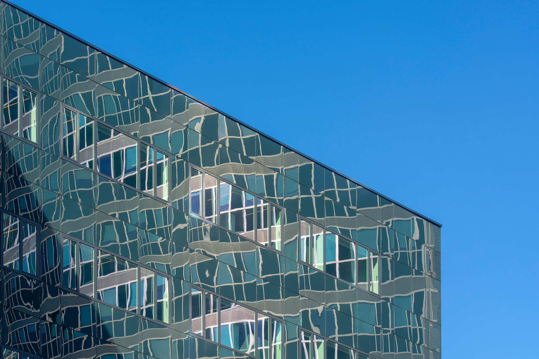 อาคารสำนักงานในเมือง — modern building facade with glass reflections