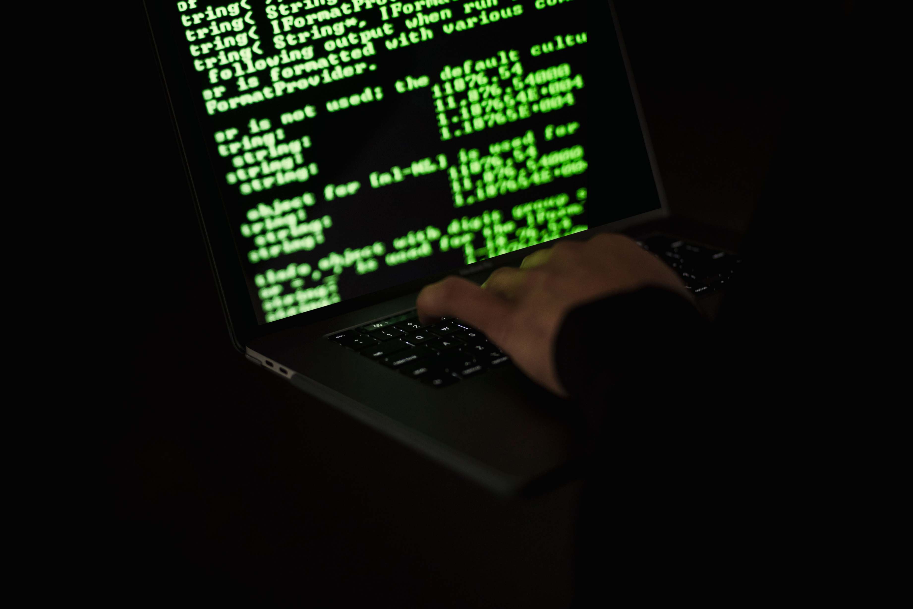มือพิมพ์โค้ดบนคีย์บอร์ดหน้าจอ — typing on netbook with codes on screen