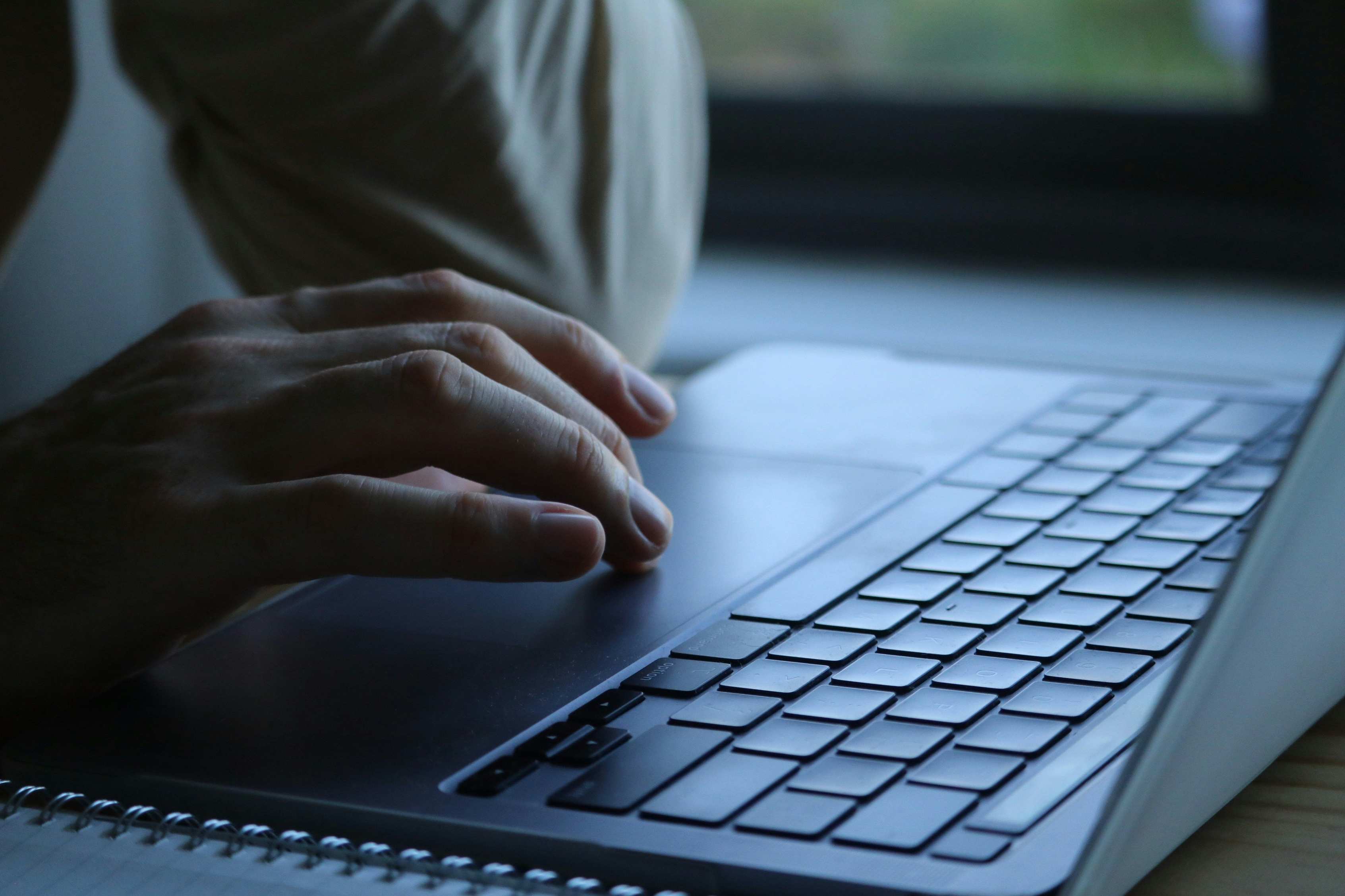 โต๊ะทำงานพร้อมแล็ปท็อปสำหรับพัฒนาแอป — Close-up hands typing on laptop keyboard indoors