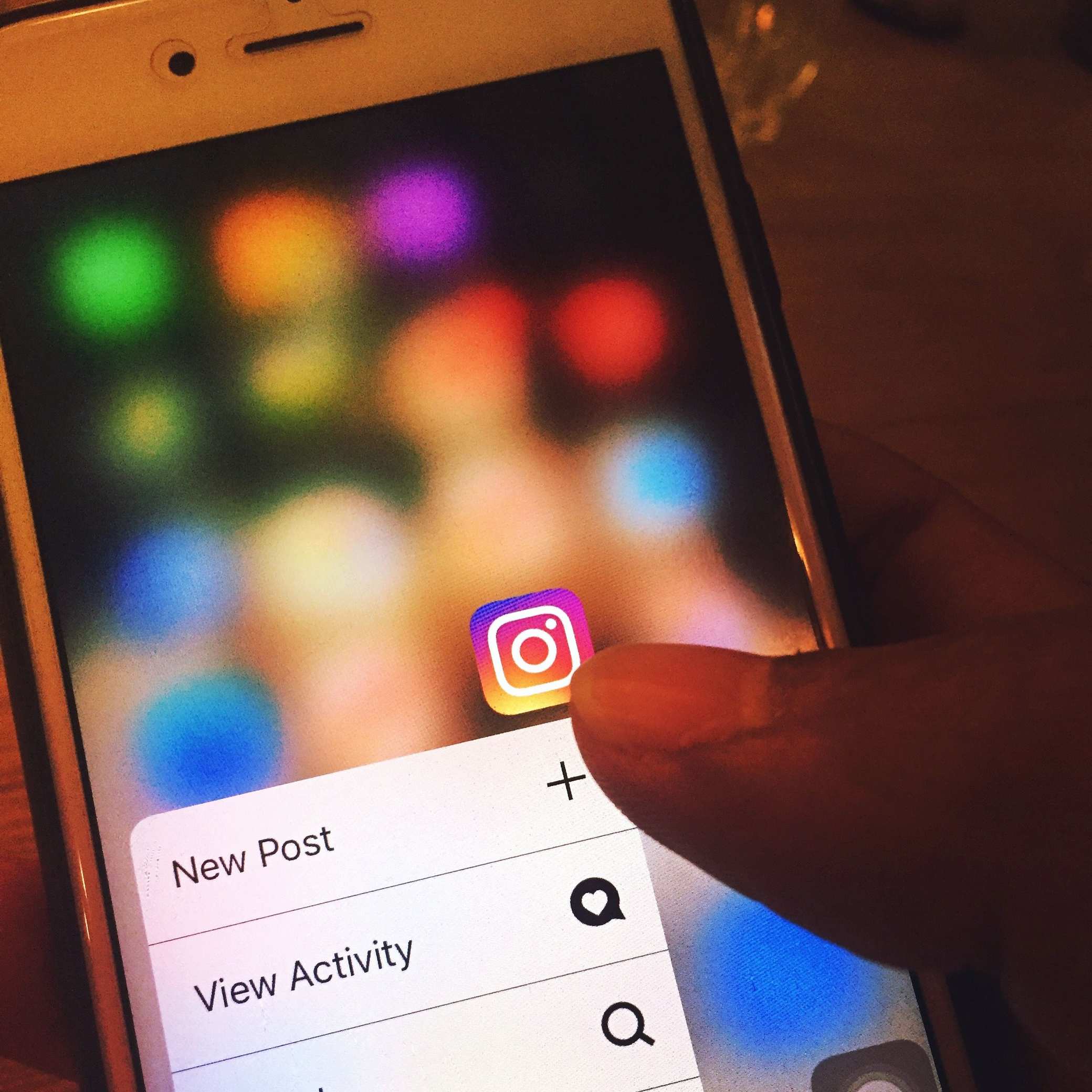 สมาร์ทโฟนแสดงหน้าจอแอปพลิเคชัน — smartphone app screen