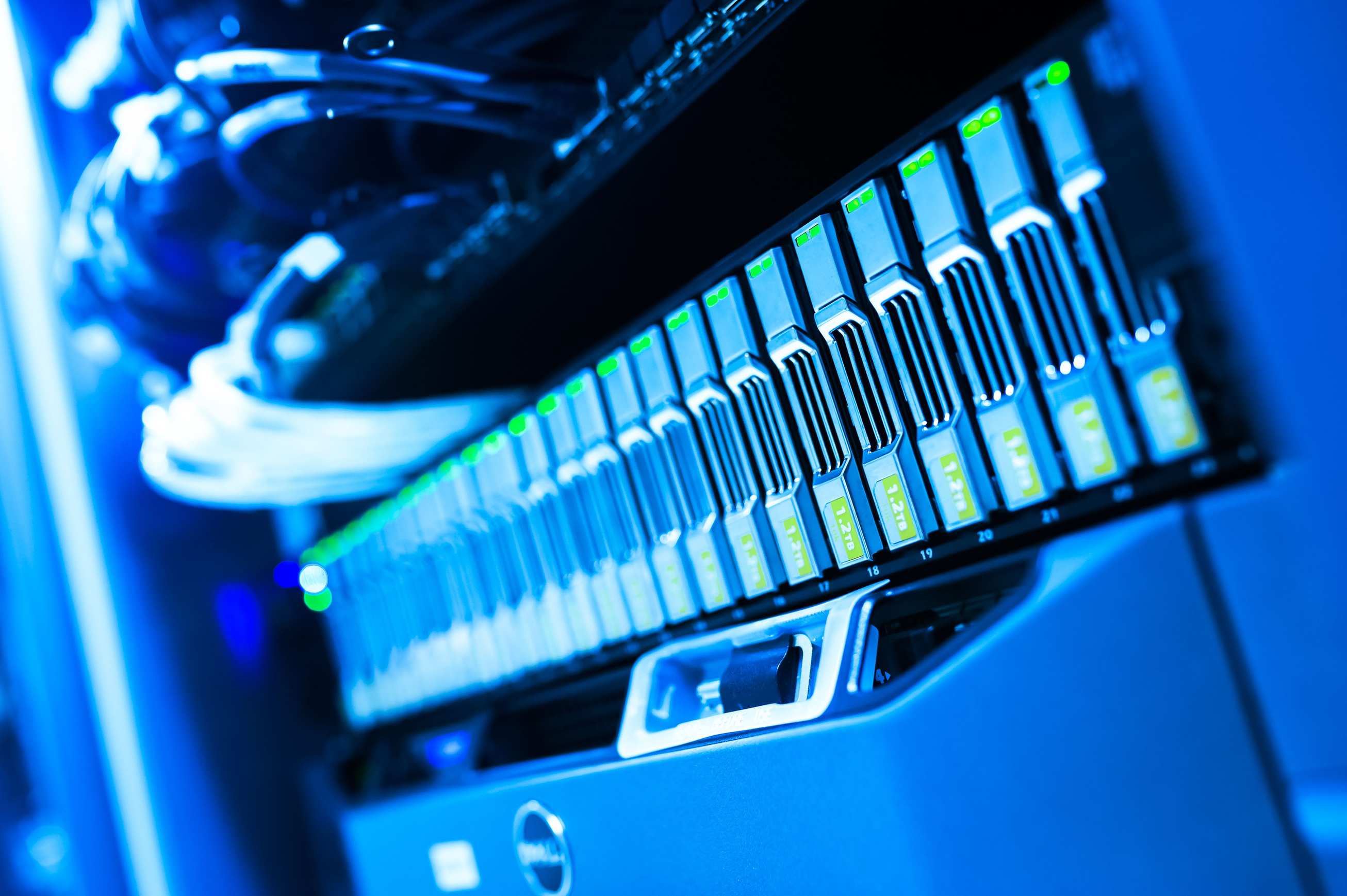 ตู้เซิร์ฟเวอร์และสายเครือข่าย — server rack network cables